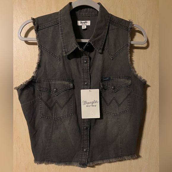 Wrangler Retro Women’s Distressed Sleeveless Snap Cropped Western Shirt - Picture 2 of 8